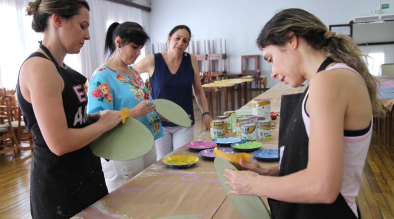 Os trabalhos estão acontecendo no Centro Educacional Prefeito Celso Farina e contam com a colaboração dos profissionais de Artes da rede municipal de ensino de Capinzal.