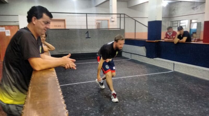 Na noite desta segunda-feira, dia 05, o time comandado pelo técnico Gerson Prando (Sodré) venceu a equipe de Água Doce por 3 a 0 nas canchas do Ginásio Dileto Bertaióli.