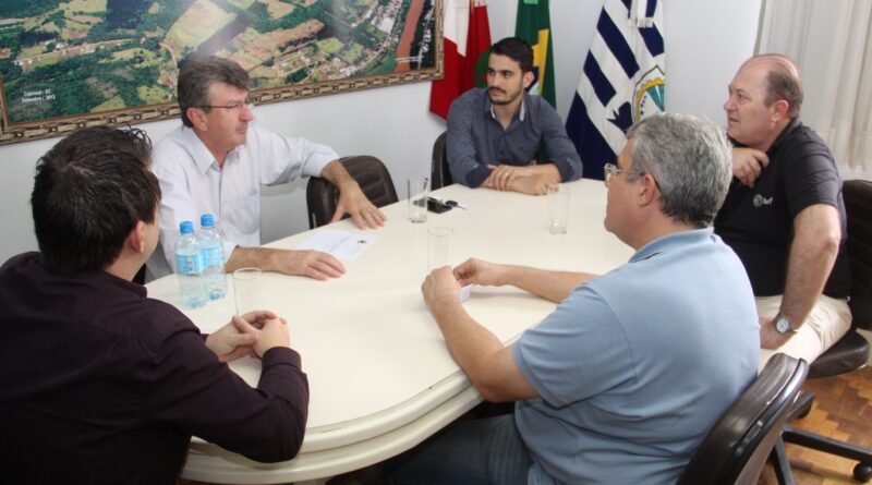 Prefeito Nilvo Dorini recepcionou na última segunda-feira o gerente da BRF de Capinzal, Sandro Leite, e os supervisores Vanderlei Barbieri e Maicon Turmena.