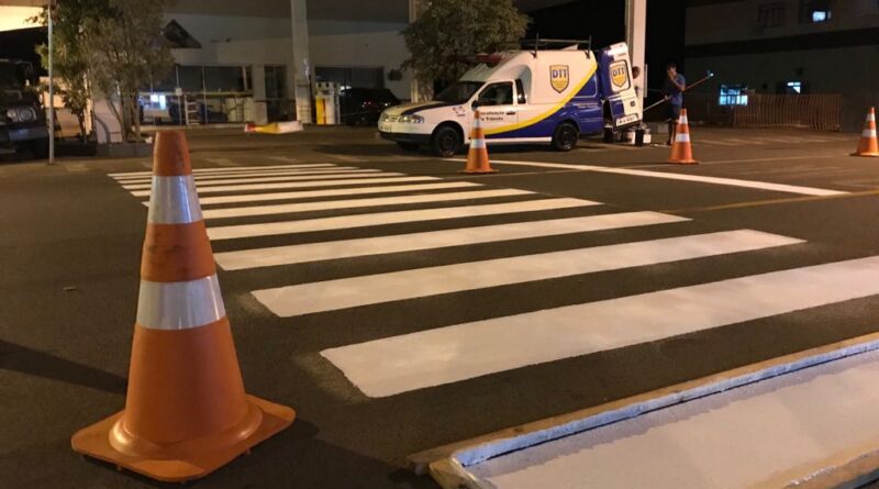 Nesta semana, com as condições climáticas favoráveis, o trabalho foi executado nas ruas do Loteamento Novo e na Rua Carmelo Zócoli, no centro da cidade, para oferecer mais segurança aos pedestres e motoristas.