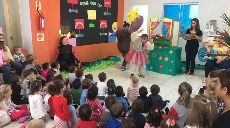 Foi um momento de descontração para as crianças, que ficaram encantadas com a apresentação dos professores.