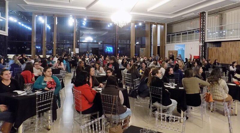 O evento aconteceu no Labarra Gastrobar e contou com a presença da professora Marilena Detoni de Joaçaba.