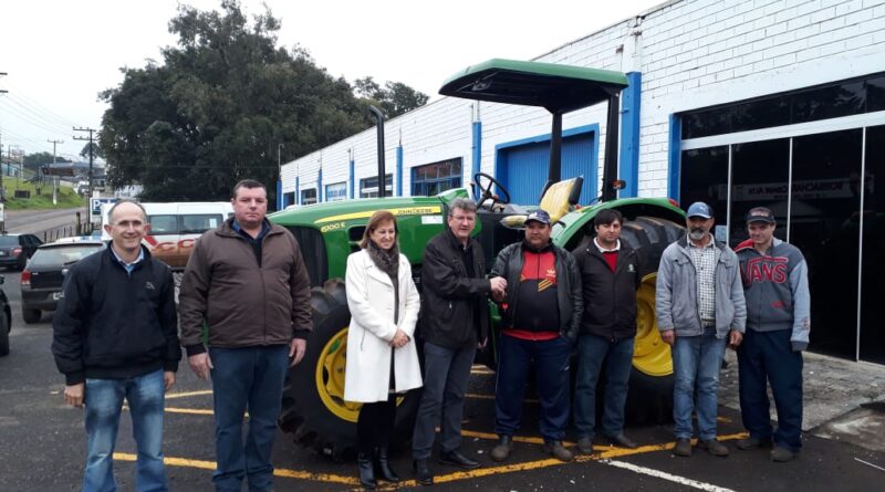 A entrega contou com a presença do prefeito Nilvo Dorini, da vice Noêmia Bonamigo Pizzamiglio, do secretário Sandro Toaldo, do diretor de agricultura, Leimar Bernardi, do presidente do Conselho Municipal de Desenvolvimento Rural, André Dambros e dos opera