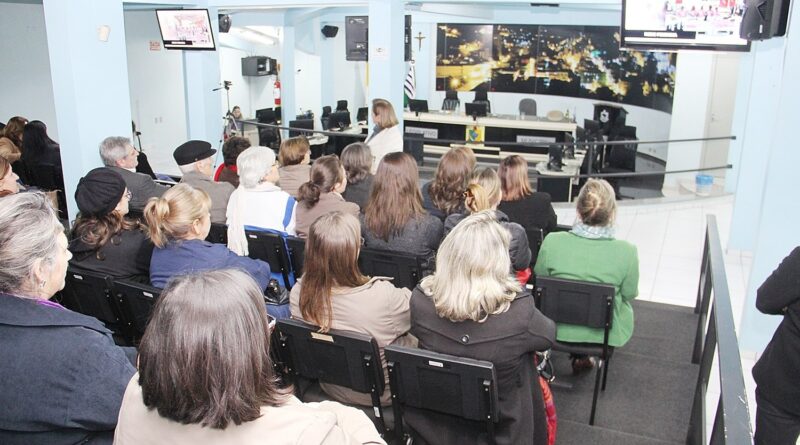 A reunião contou com a presença de mais de cinquenta pessoas representantes das várias entidades, clubes de serviço, diretores de escolas, gerentes de bancos, Polícia Civil, Polícia Militar, Corpo de Bombeiros, vereadores, grupos de idosos, pastorais, ass