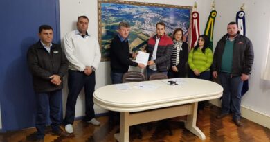 A ordem de serviço para a continuidade da obra foi assinada nesta quarta-feira, dia 27, pelo prefeito Nilvo Dorini.