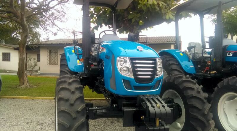 Trata-se de um trator traçado, 75 cv, da marca LS Tractor, modelo 80 Plus, que será utilizado para atender as propriedades rurais do município.