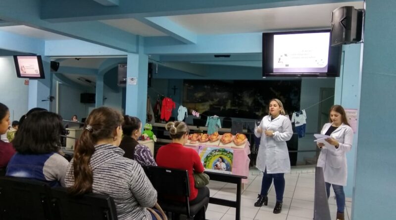 O encontro inicial foi conduzido pelas enfermeiras da Estratégia de Saúde da Família (ESF) da Secretaria Municipal da Saúde, o tema abordado foi “As mudanças físicas que ocorrem na mulher durante a gestação”.