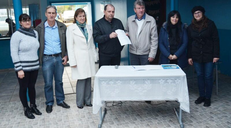 A assinatura da ordem de serviço contou com a participação do prefeito Nilvo Dorini, da vice Noemia Bonamigo Pizzamiglio, da secretária da Educação, Marcia Callai Bonato, do vereador Alcidir Afonso Coronetti, da diretora Lilian Dorini, da presidente da AP