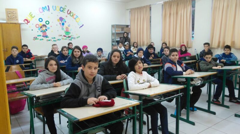 Alunos na sala de aula.