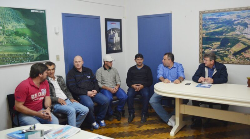 A conclusão do ginásio de esportes do Distrito de Alto Alegre foi o tema principal de uma reunião realizada na manhã desta terça-feira.