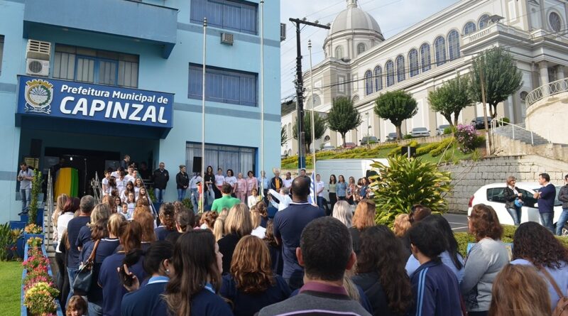 O Ato Cívico foi realizado em frente ao Centro Administrativo e contou com a presença de autoridades, professores, estudantes e da comunidade em geral.