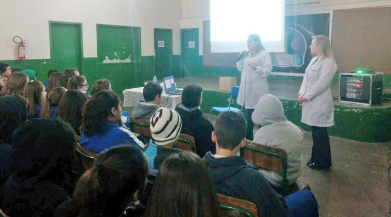 A palestra foi ministrada pela Médica Andressa Pelissaro Zanluca e a Enfermeira Francieli de Souza e contou com a participação de aproximadamente 500 alunos.