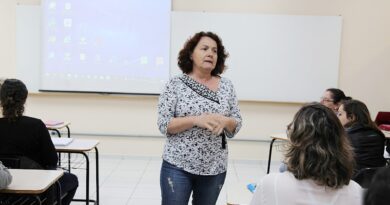 A professora Rita de Cássia Pacheco Gonçalves coordenou os trabalhos e a explanação do conteúdo.
