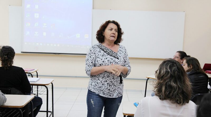 A professora Rita de Cássia Pacheco Gonçalves coordenou os trabalhos e a explanação do conteúdo.