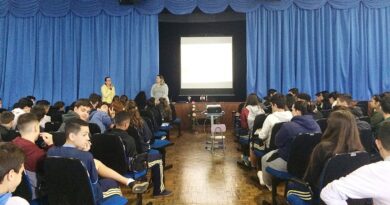 Aproximadamente 80 alunos participaram da palestra ministrada pela enfermeira Tailine Cristina de Lucca.