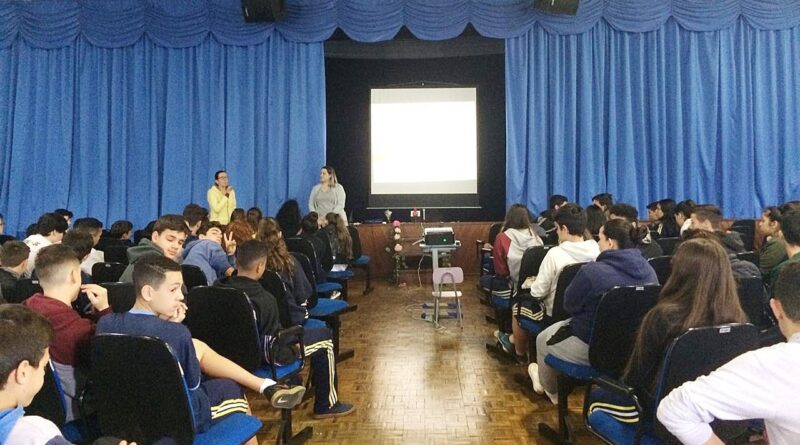 Aproximadamente 80 alunos participaram da palestra ministrada pela enfermeira Tailine Cristina de Lucca.