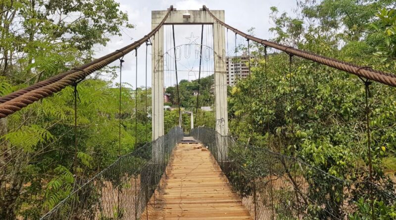 O trabalho tem acompanhamento técnico e os profissionais envolvidos utilizam os equipamentos de segurança. A passagem de pedestres seguirá proibida até que a obra está concluída.