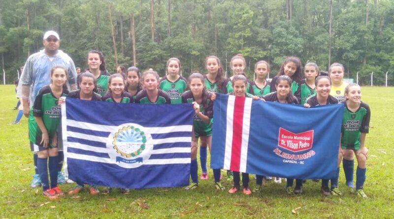 A partida foi disputada na tarde desta quarta-feira, dia 31, no campo da SER Gandini, em Linha Janeiro, interior de Quilombo, debaixo de muita chuva.