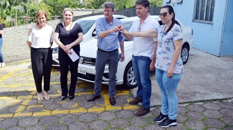 A entrega das chaves contou com a participação do prefeito Nilvo Dorini, da vice Noemia Bonamigo Pizzamiglio, da Secretária Kamille Sartori Beal e de servidores da Secretaria.