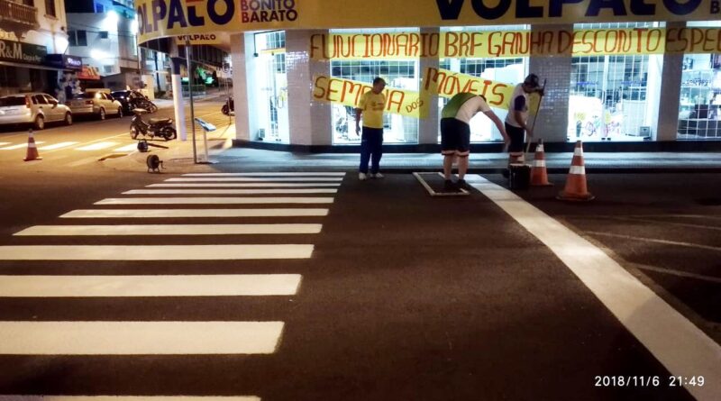 O foco principal é a pintura das faixas de pedestres para garantir mais segurança aos pedestres e aos motoristas.