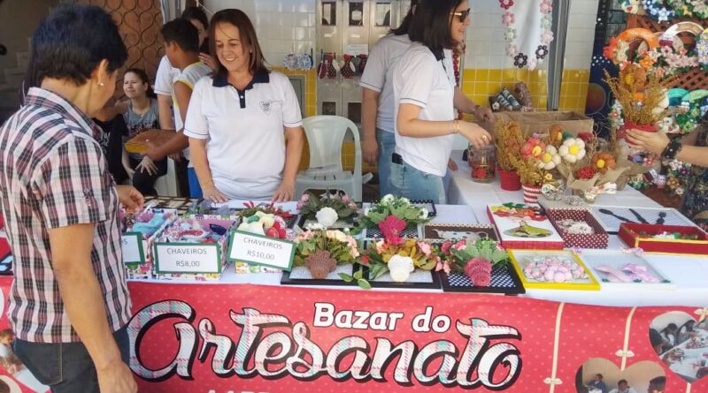 Vários produtos estão sendo comercializados: protetores de porta, almofadas, enfeites natalinos como guirlandas, vasos de flor, quadros, chaveiros, porta pano de prato, pano de prato entre outros.