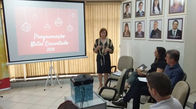 A vice-prefeita Noemia Bonamigo Pizzamiglio conduziu a apresentação do Projeto de Natal destacando os atrativos, a decoração e os investimentos.