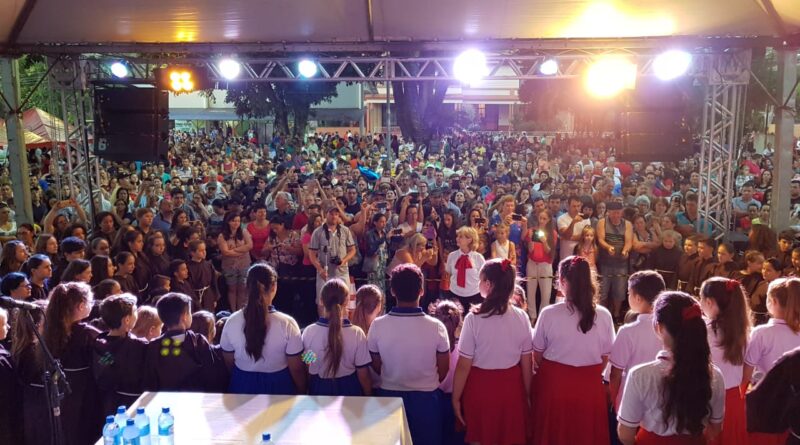 Uma multidão prestigiou a abertura das festividades natalinas de Capinzal na noite deste domingo, dia 02, na Praça Pedro Lélis da Rocha, no centro da cidade.