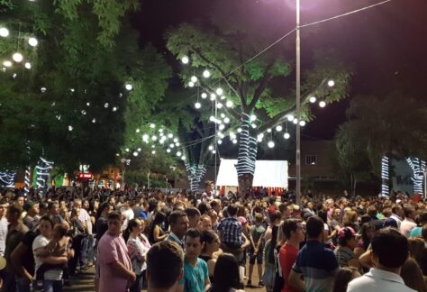 Uma multidão prestigiou a abertura das festividades natalinas de Capinzal na noite deste domingo, dia 02, na Praça Pedro Lélis da Rocha, no centro da cidade.