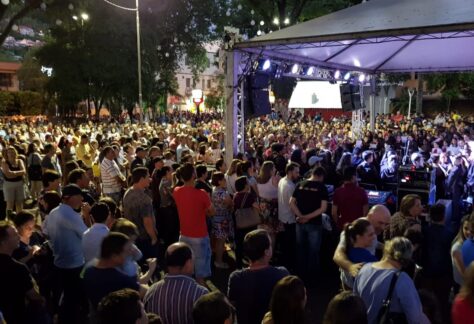 Uma multidão prestigiou a abertura das festividades natalinas de Capinzal na noite deste domingo, dia 02, na Praça Pedro Lélis da Rocha, no centro da cidade.