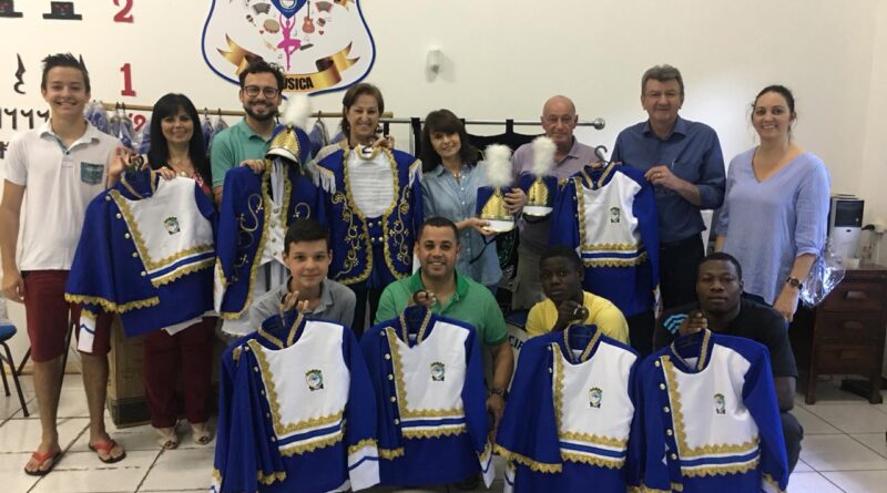 A estreia dos novos uniformes ocorreu na noite desta quinta-feira, dia 06, por ocasião da Parada Natalina do Natal Encantado de Capinzal.