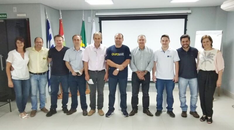 A Comissão Organizadora do “Natal Encantado”, coordenada pela Administração Municipal de Capinzal, reuniu-se na manhã desta quinta-feira, dia 13, com a CDL, imprensa e os empresários que apoiaram na decoração natalina na área central.