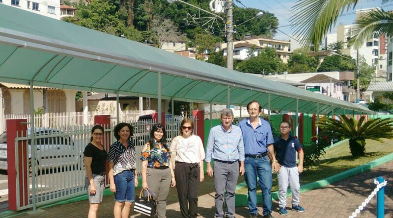 Na Escola Municipal Belisário Pena foi instalado um toldo, bem estruturado, com lona vinílica e tratamento anti-UV, que dá a cobertura de grande área por onde os alunos adentram a escola.