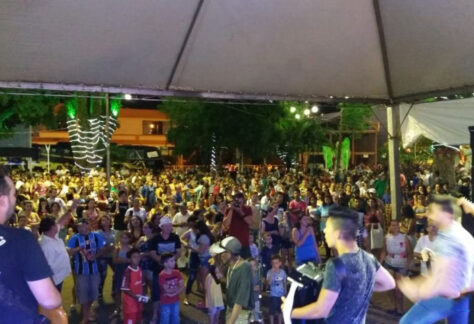 Um grande público prestigiou o encerramento do Natal Encantado de Capinzal no último domingo, dia 23, na Praça Pedro Lélis da Rocha.