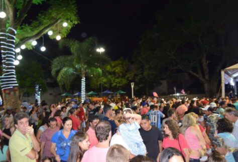 Um grande público prestigiou o encerramento do Natal Encantado de Capinzal no último domingo, dia 23, na Praça Pedro Lélis da Rocha.