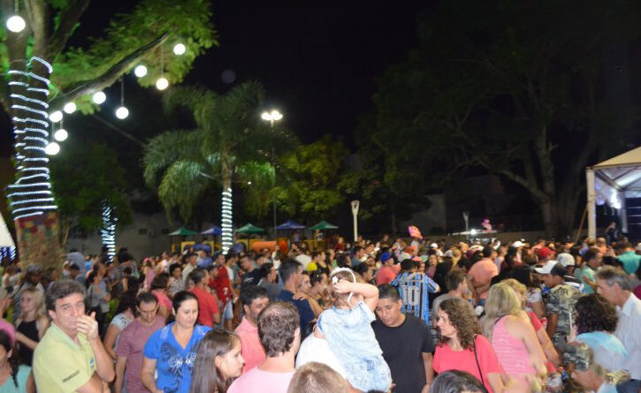 Um grande público prestigiou o encerramento do Natal Encantado de Capinzal no último domingo, dia 23, na Praça Pedro Lélis da Rocha.