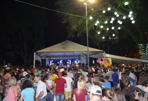 Um grande público prestigiou o encerramento do Natal Encantado de Capinzal no último domingo, dia 23, na Praça Pedro Lélis da Rocha.