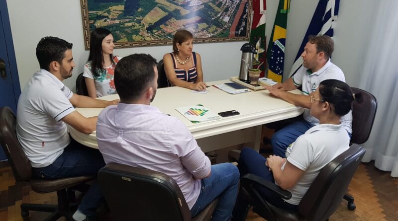 A prefeita em exercício também recebeu em seu gabinete o presidente d Associação Empresarial do Baixo Vale do Rio do Peixe (ACIRP), a Secretária Executiva Marcia da Rosa e o Consultor Comercial da FACISC, Diego Scott, onde foram debatidos assuntos de inte