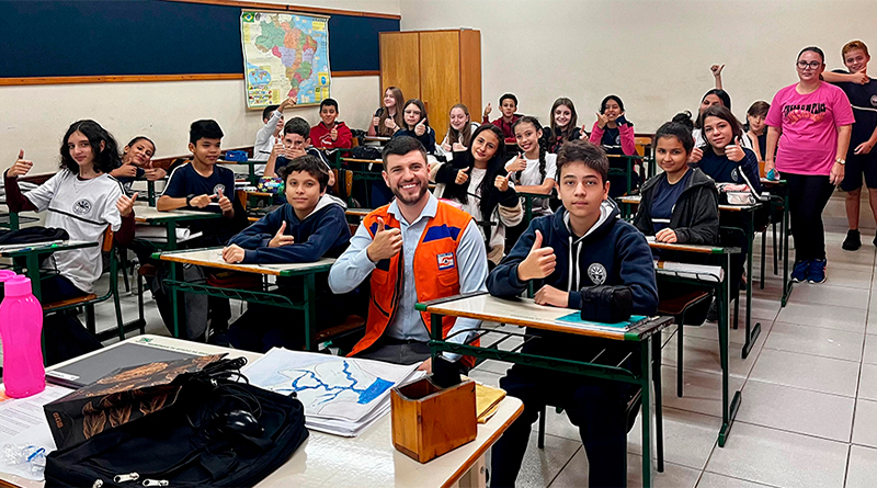 Coordenador da Defesa Civil realiza palestra para alunos do 7º ano da Escola Belisário Pena