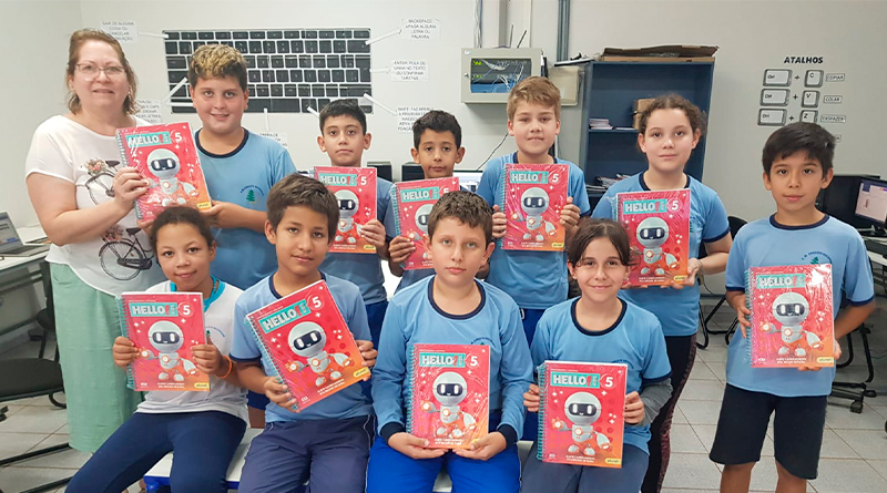 Secretaria da Educação de Capinzal entrega livros didáticos de Língua Inglesa para alunos do Ensino Fundamental