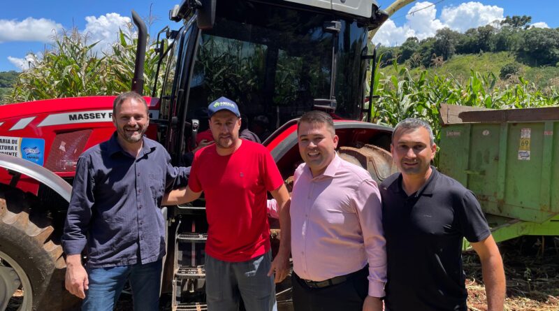 Prefeito Aguinaldo, Vice Tiago e Diretor de Agricultura Sandro Vargas acompanham avanço dos trabalhos de silagem no Município