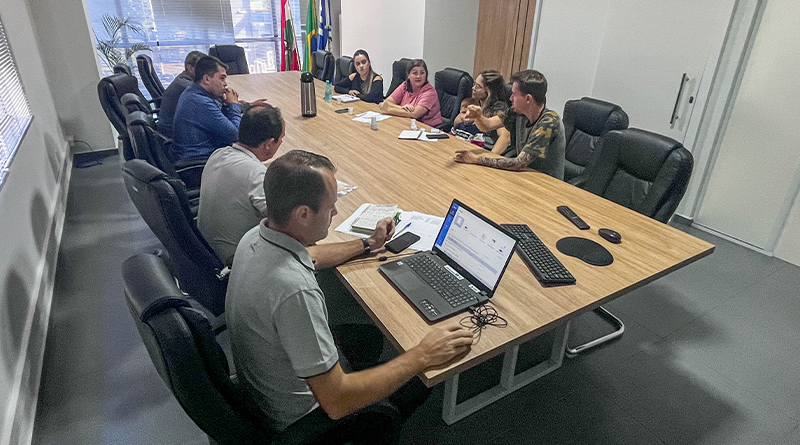 Equipe Ponta de Eixo Off-Road visita Administração Municipal para alinhar evento em Capinzal